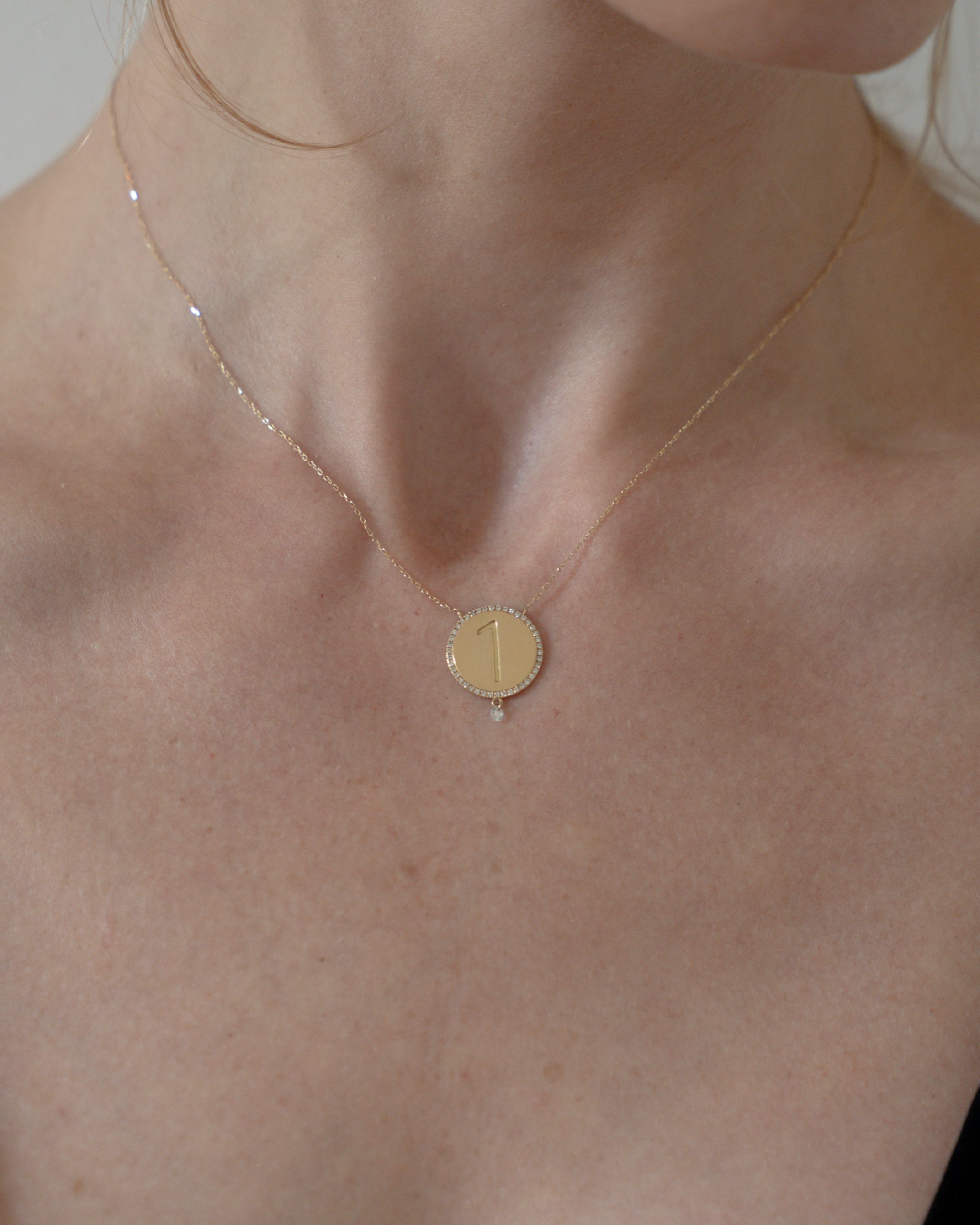 pers-e-paris-one-collier-m-daillon-1-or-18-carats-diamant-suspendu image 2