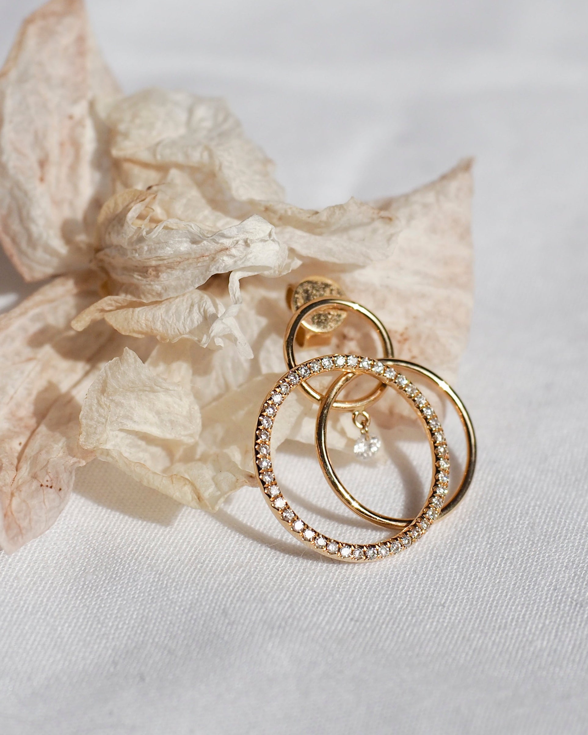 pers-e-paris-boucle-d-oreille-tourbillon-or-18-carats-diamants-l-unit image 3