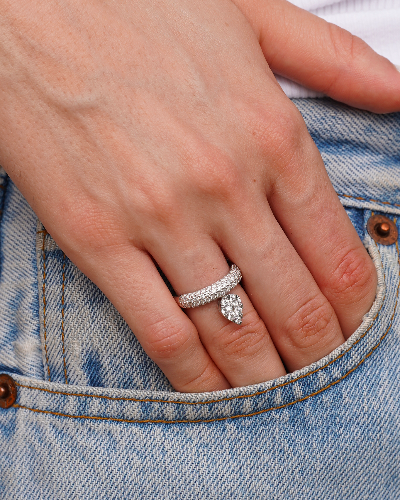 pers-e-paris-alliance-floating-wave-pav-e-poire-or-18-carats-750-1000 image 4