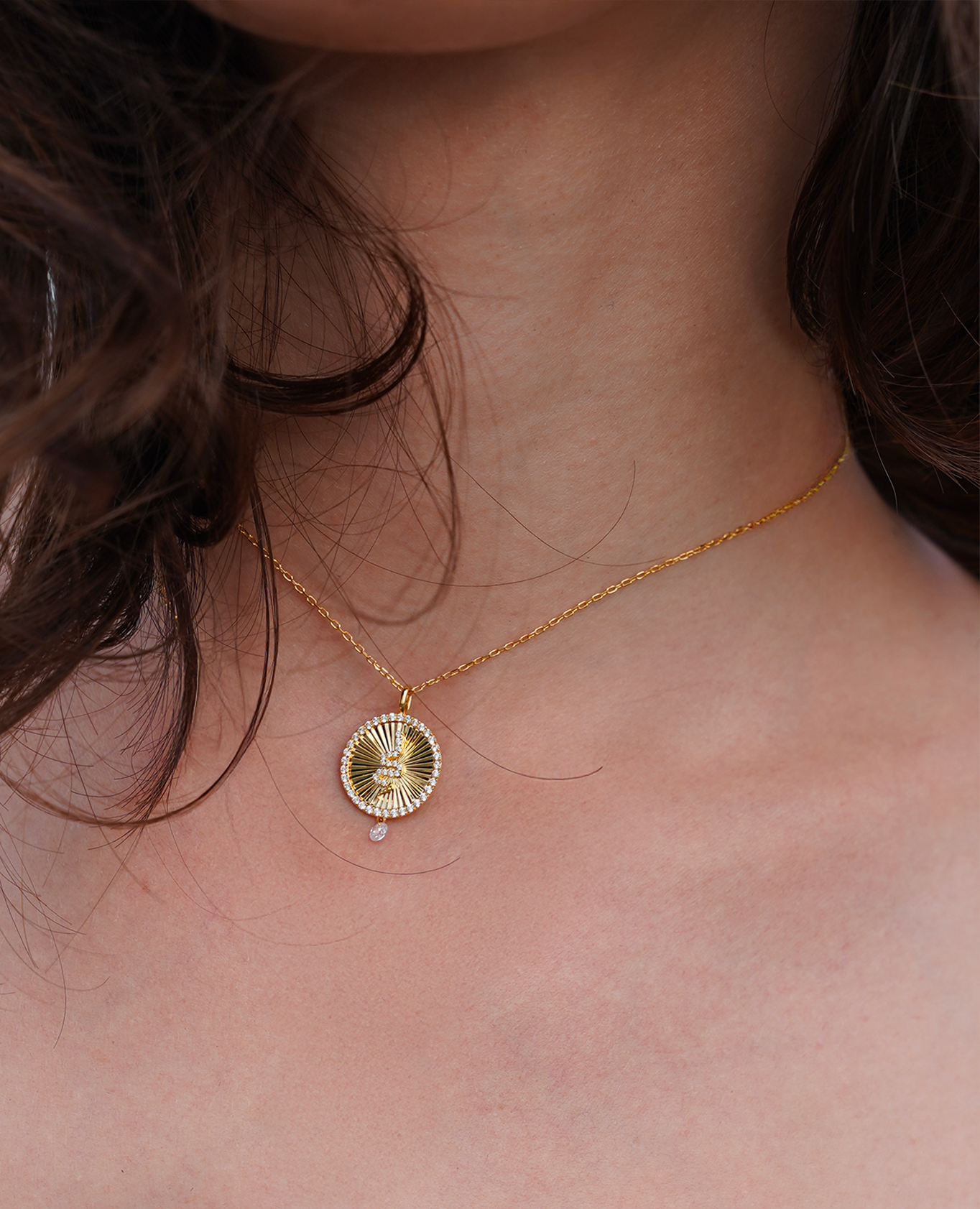 pers-e-paris-collier-c-leste-m-daillon-serpent-porte-bonheur-or-18-carats image 2