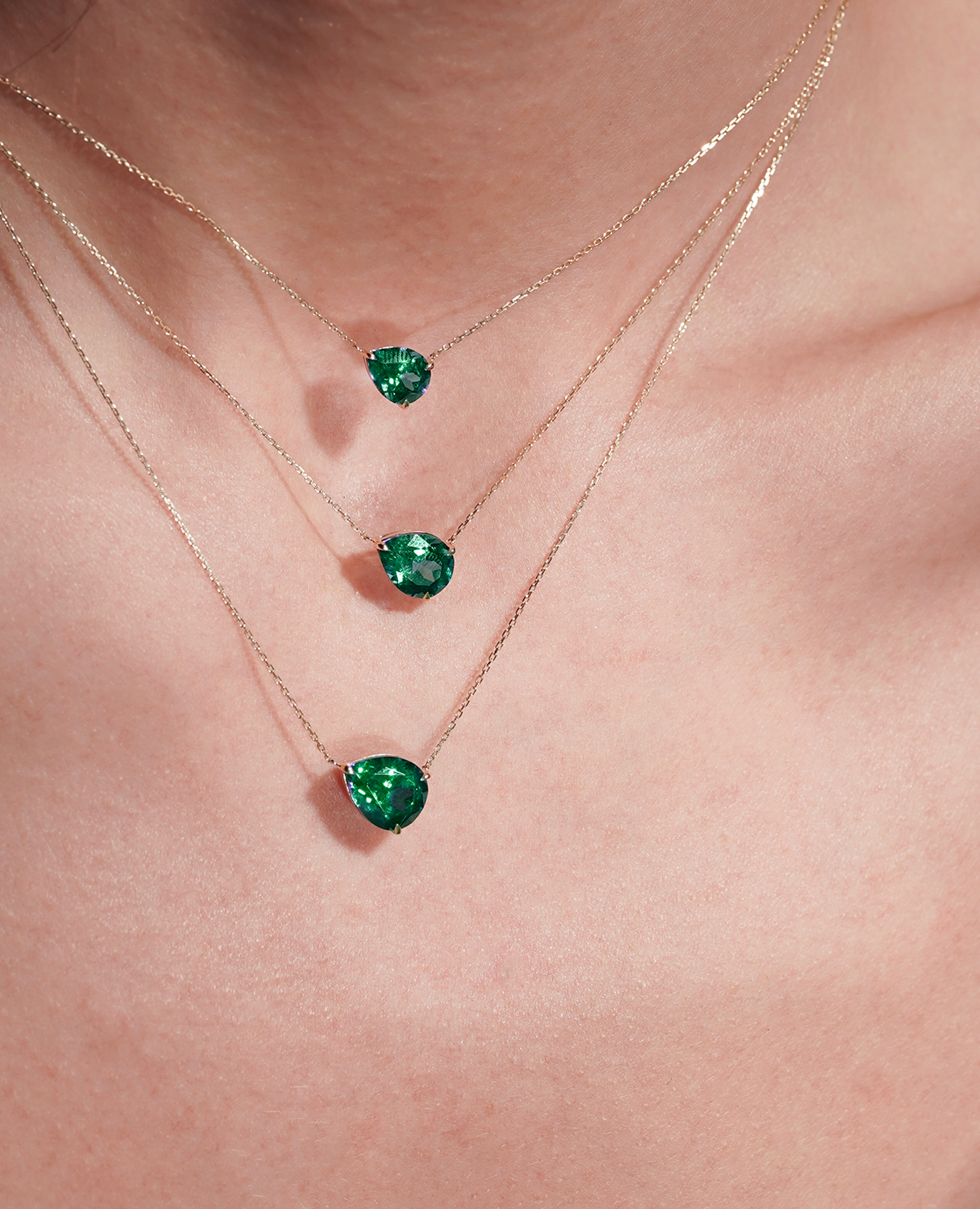 pers-e-paris-collier-iris-meraude-poire-or-9-carats-meraude-laboratoire-1-carat image 2