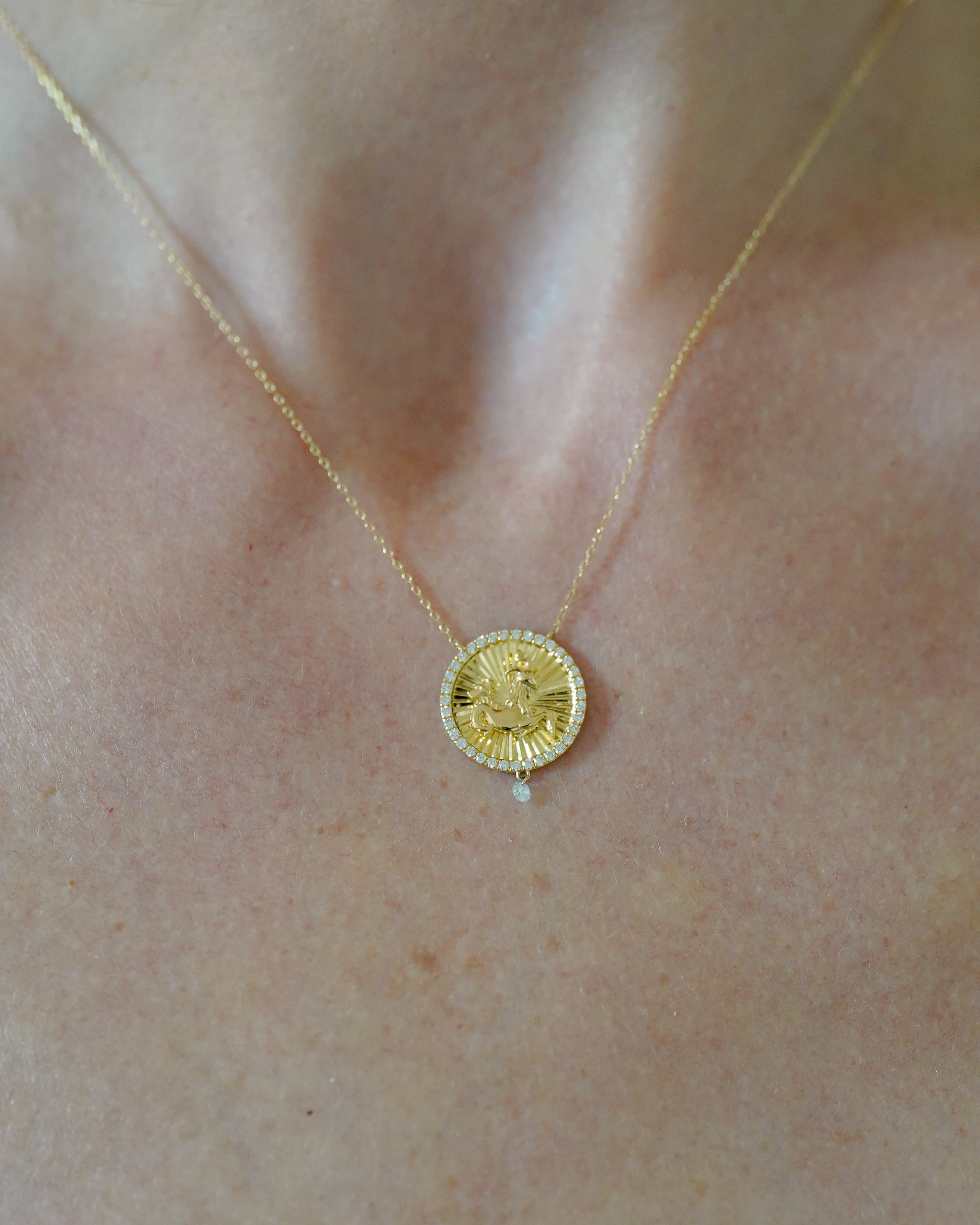 pers-e-paris-collier-c-leste-m-daillon-capricorne-signe-astrologique image 2