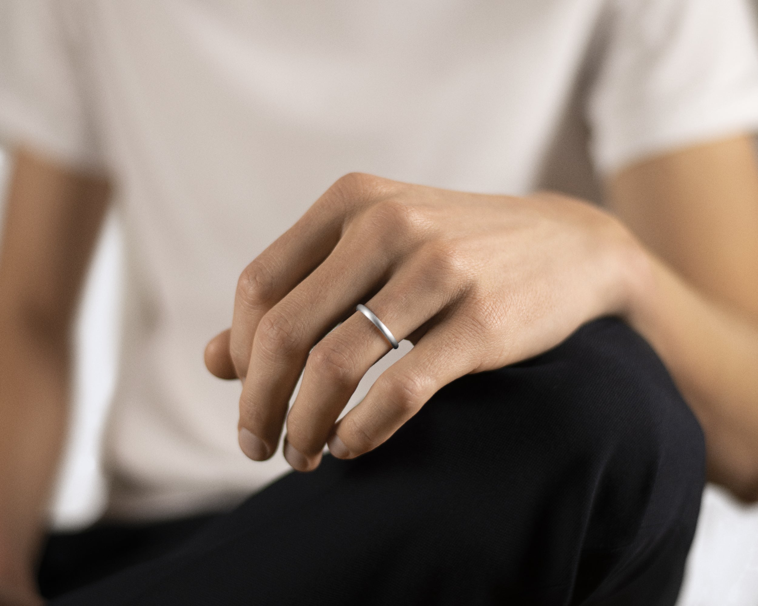 le-gramme-bague-demi-jonc-la-2g-fini-bross image 3