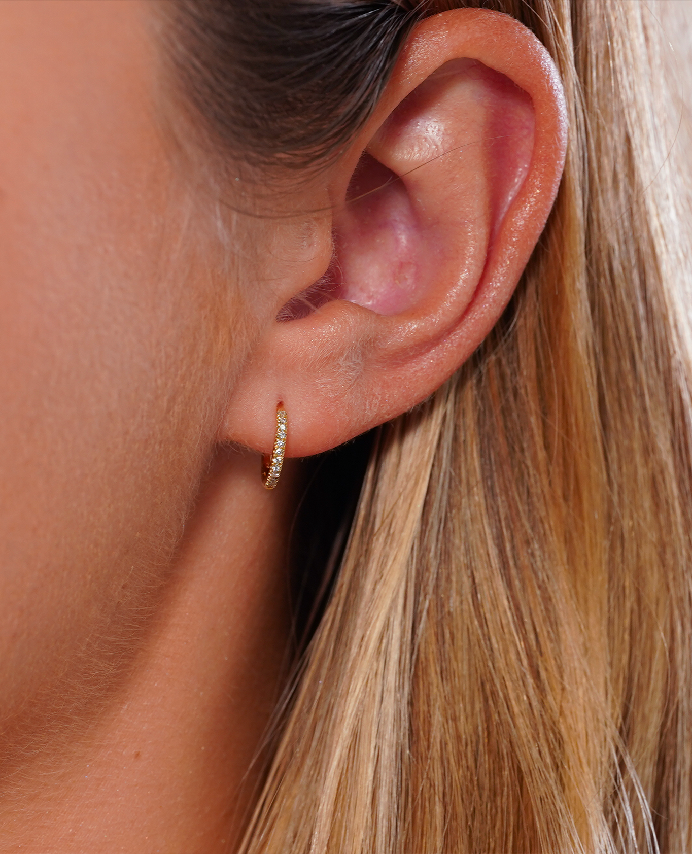 pers-e-paris-piercing-anneau-pav-dana-or-18-carats image 5