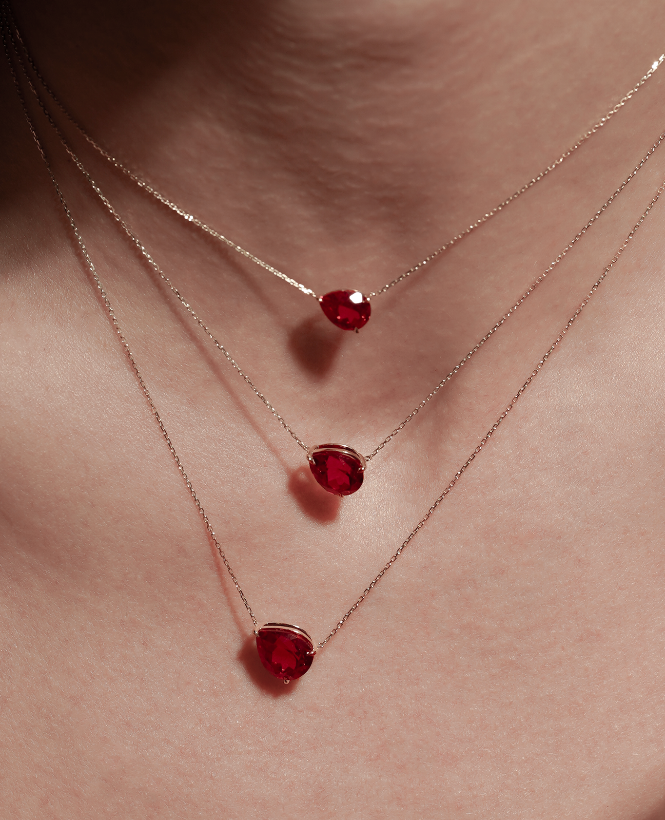 pers-e-paris-collier-iris-rubis-or-9-carats-poire-pench-e-1-carat image 2