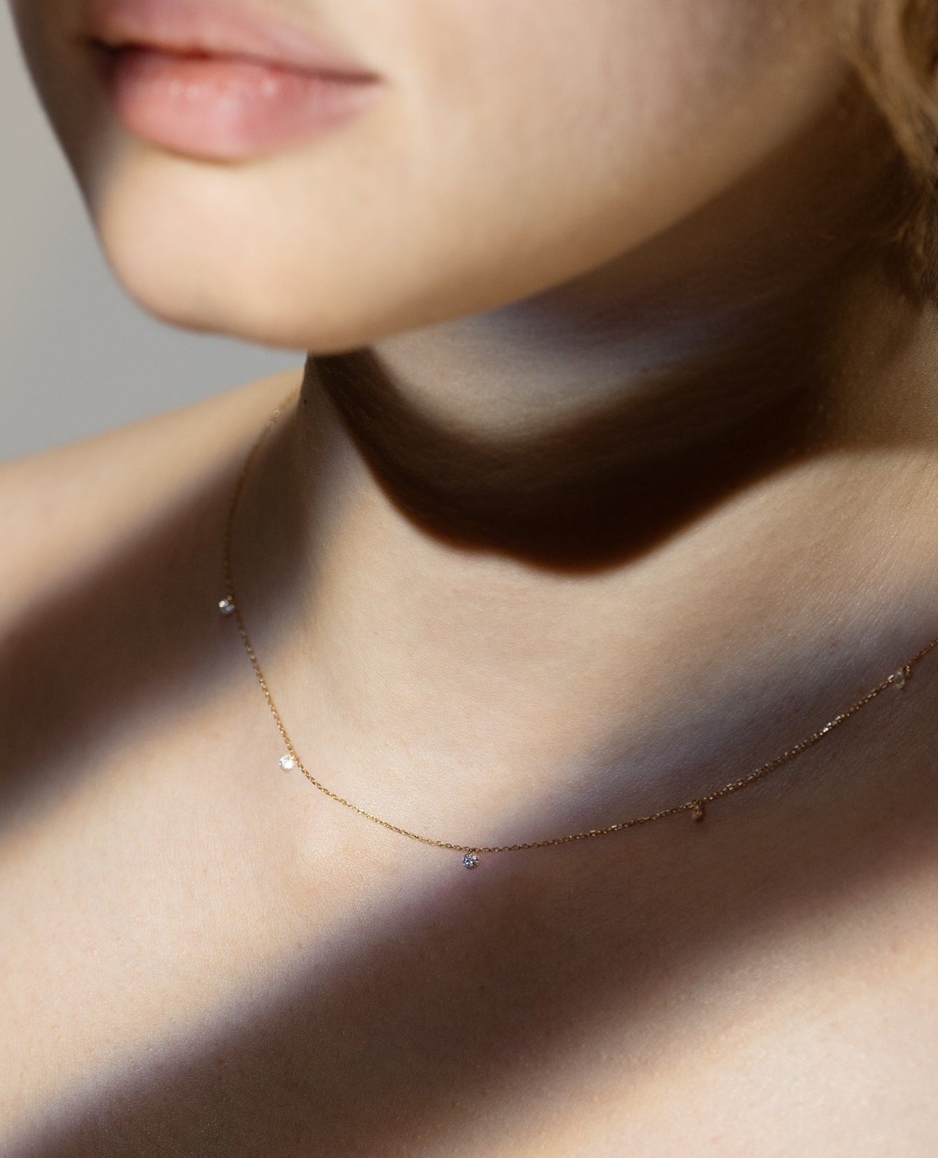 pers-e-paris-collier-mini-dana-cinq-diamants-en-or-18-carats image 2
