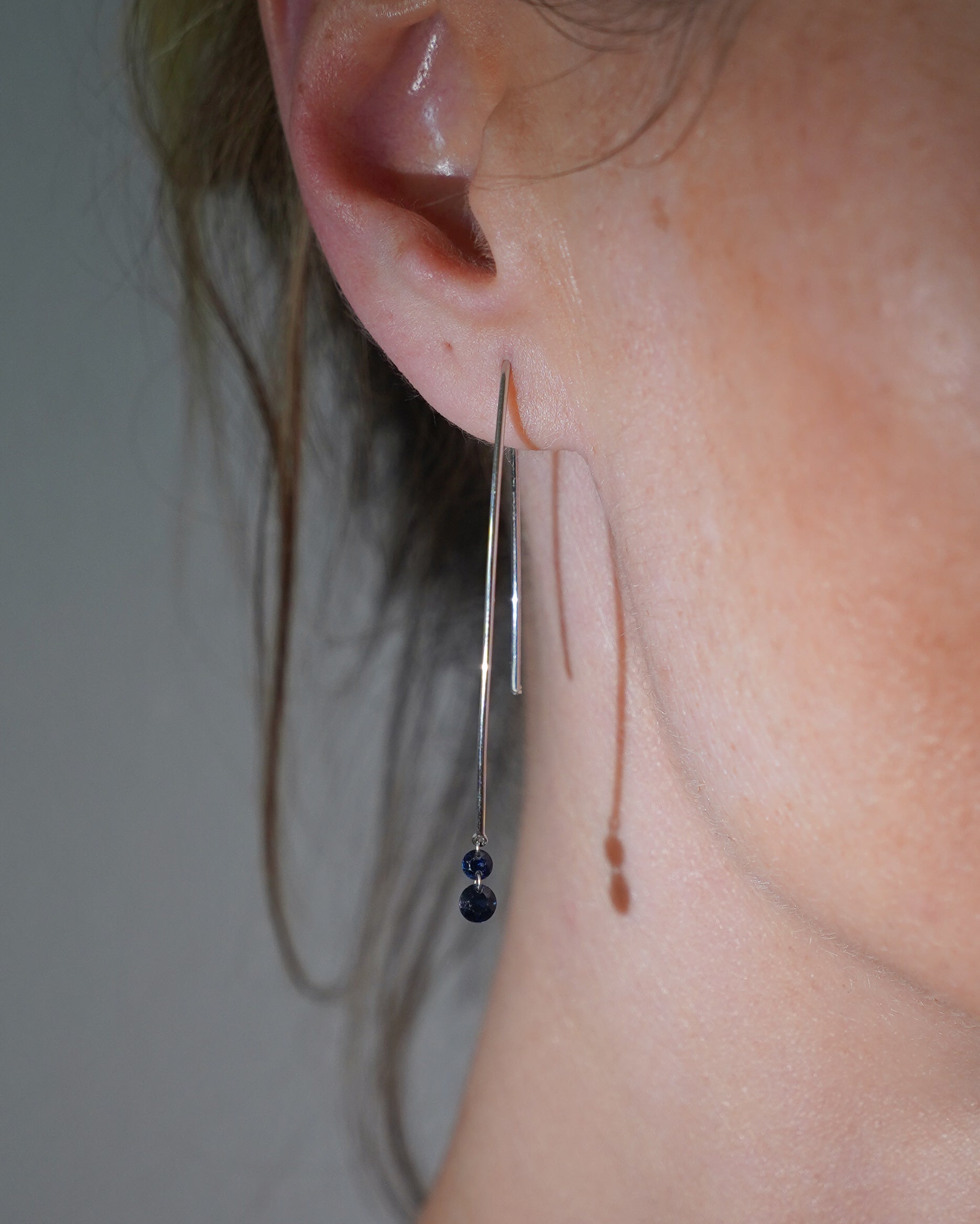 pers-e-paris-boucle-d-oreille-colette-rigide-mono-boucle-or-blanc-2-saphirs image 2