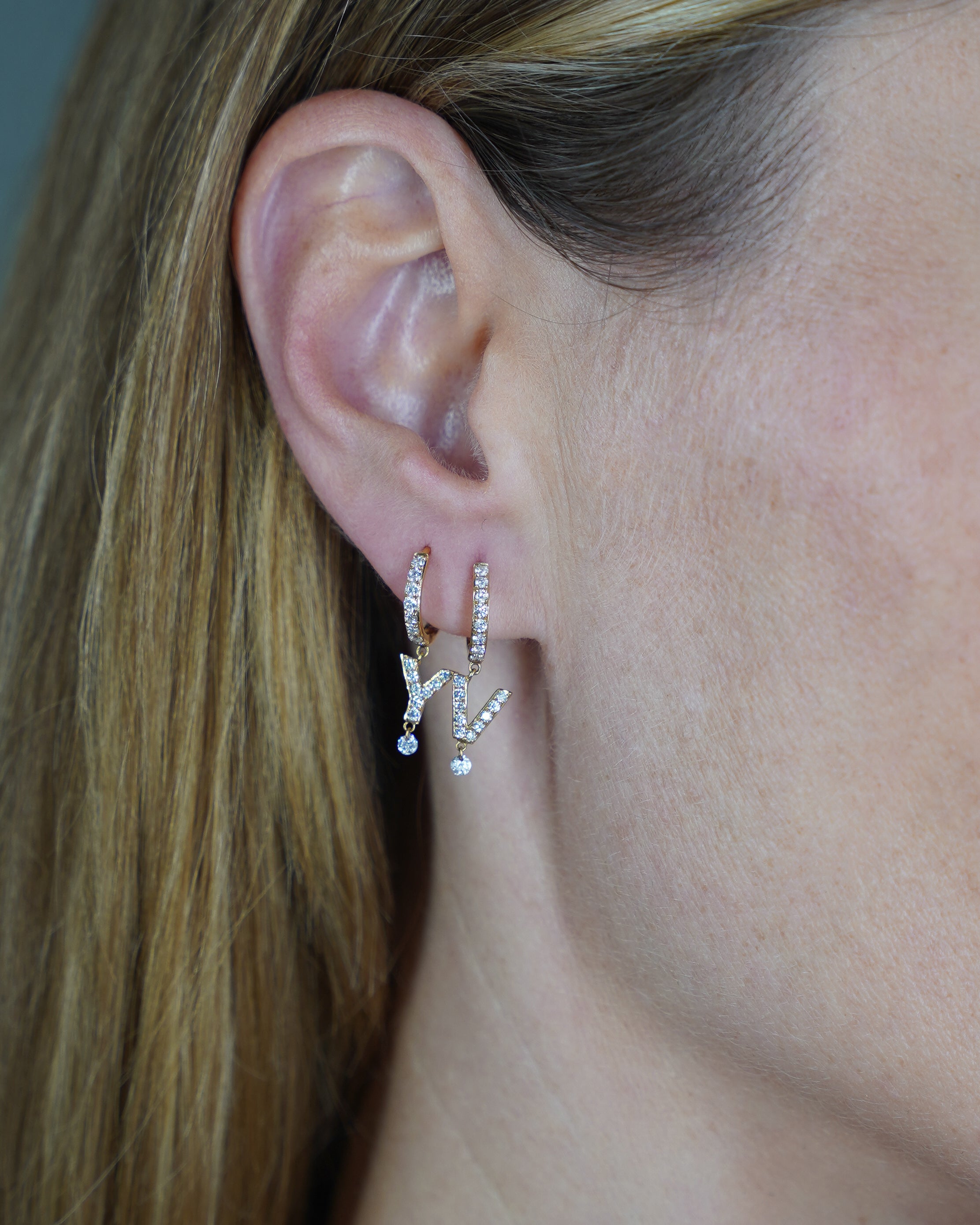 pers-e-paris-piercing-alphabet-pav-or-initiale-diamant-or-gris-18-carats image 6