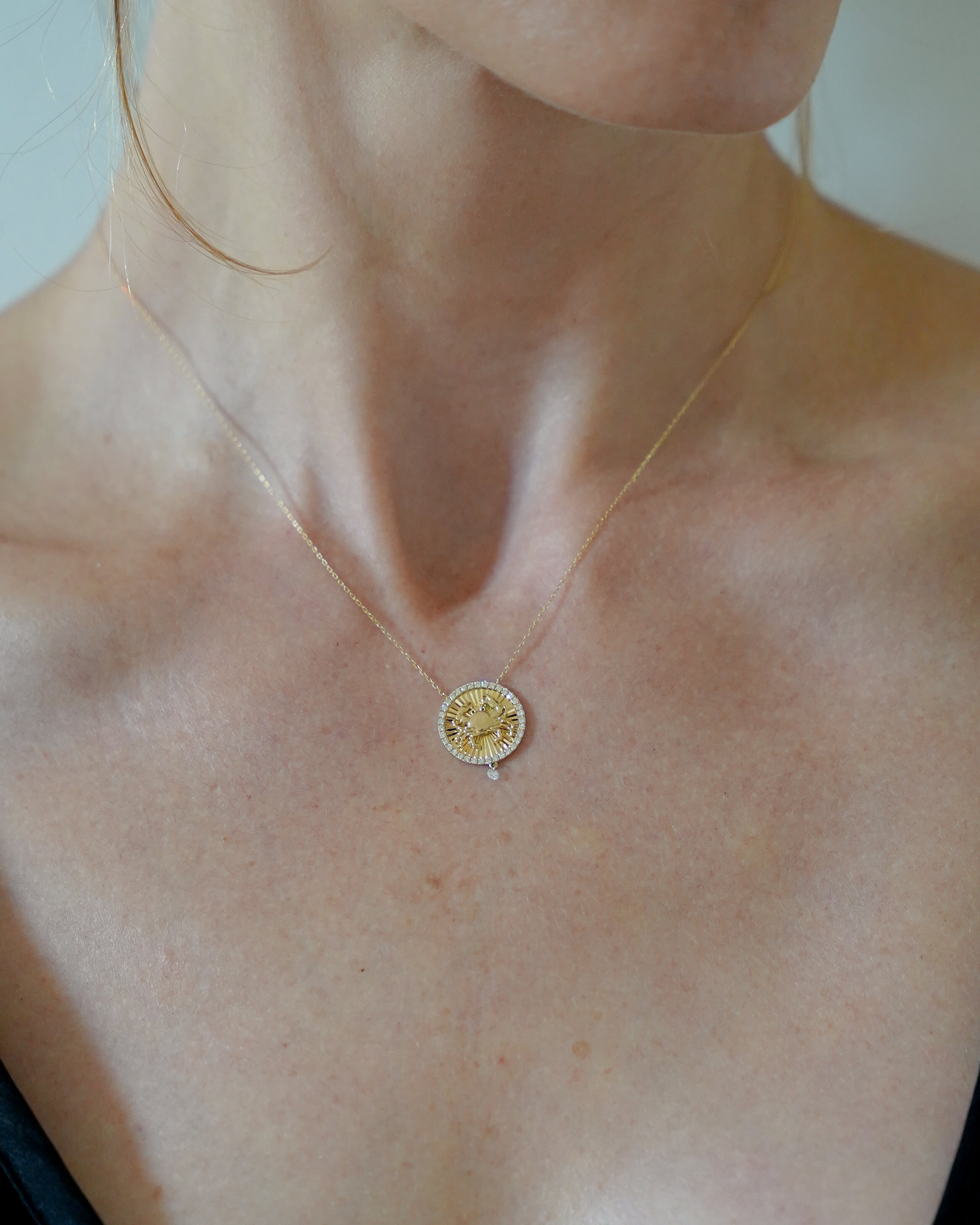 pers-e-paris-collier-c-leste-m-daillon-cancer-signe-astrologique image 2