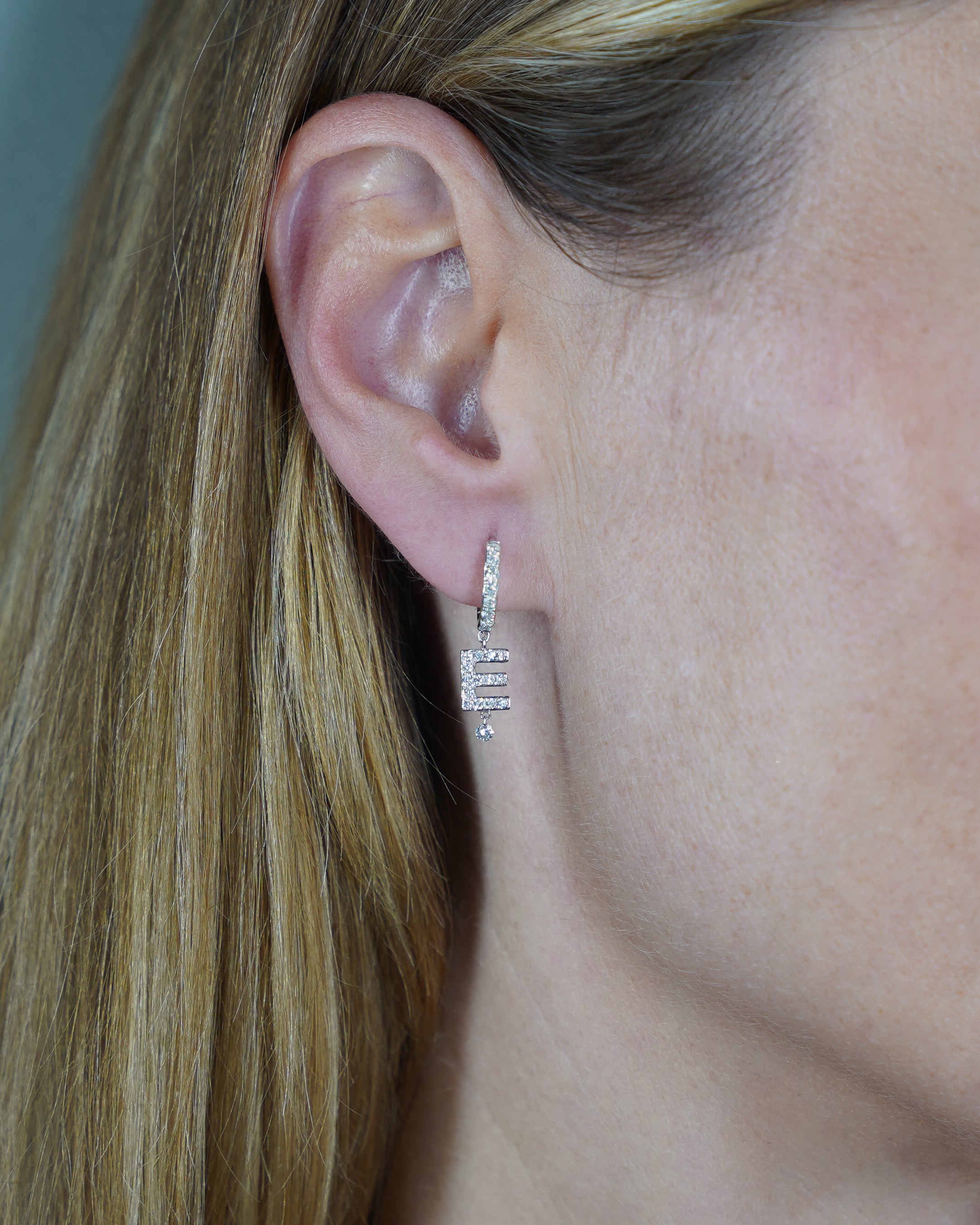 pers-e-paris-piercing-alphabet-pav-or-initiale-diamant-or-gris-18-carats image 5