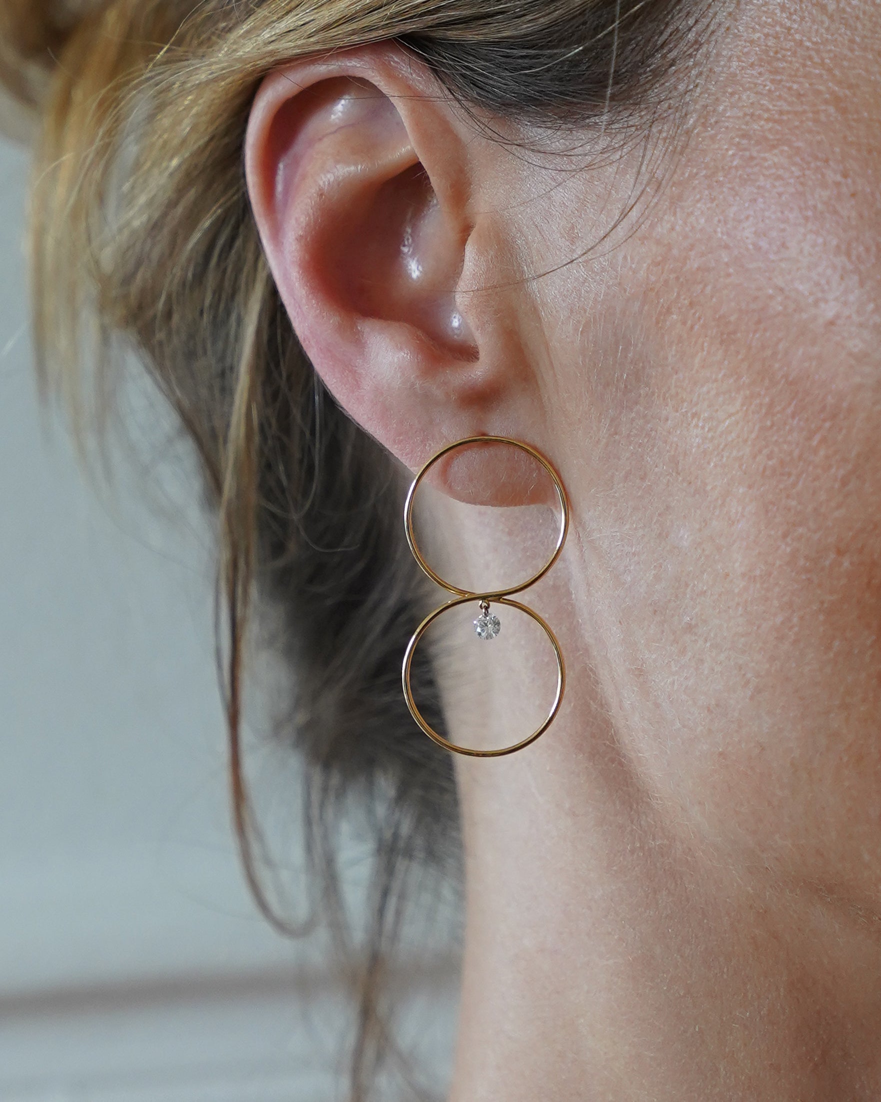 pers-e-paris-boucle-d-oreille-la-huite-or-18-carats-diamant-suspendu image 2