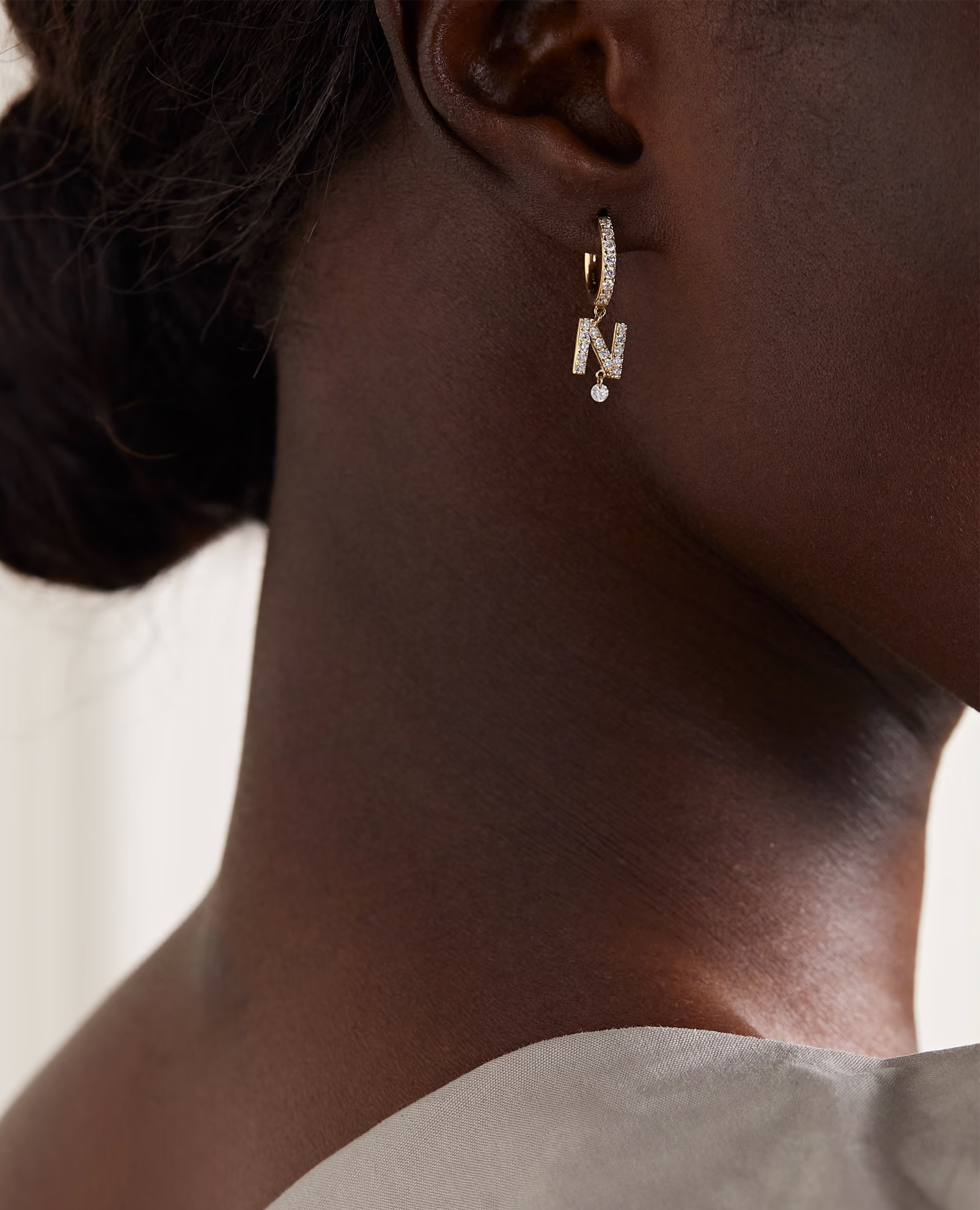 pers-e-paris-piercing-alphabet-pav-or-initiale-diamant-or-gris-18-carats image 3