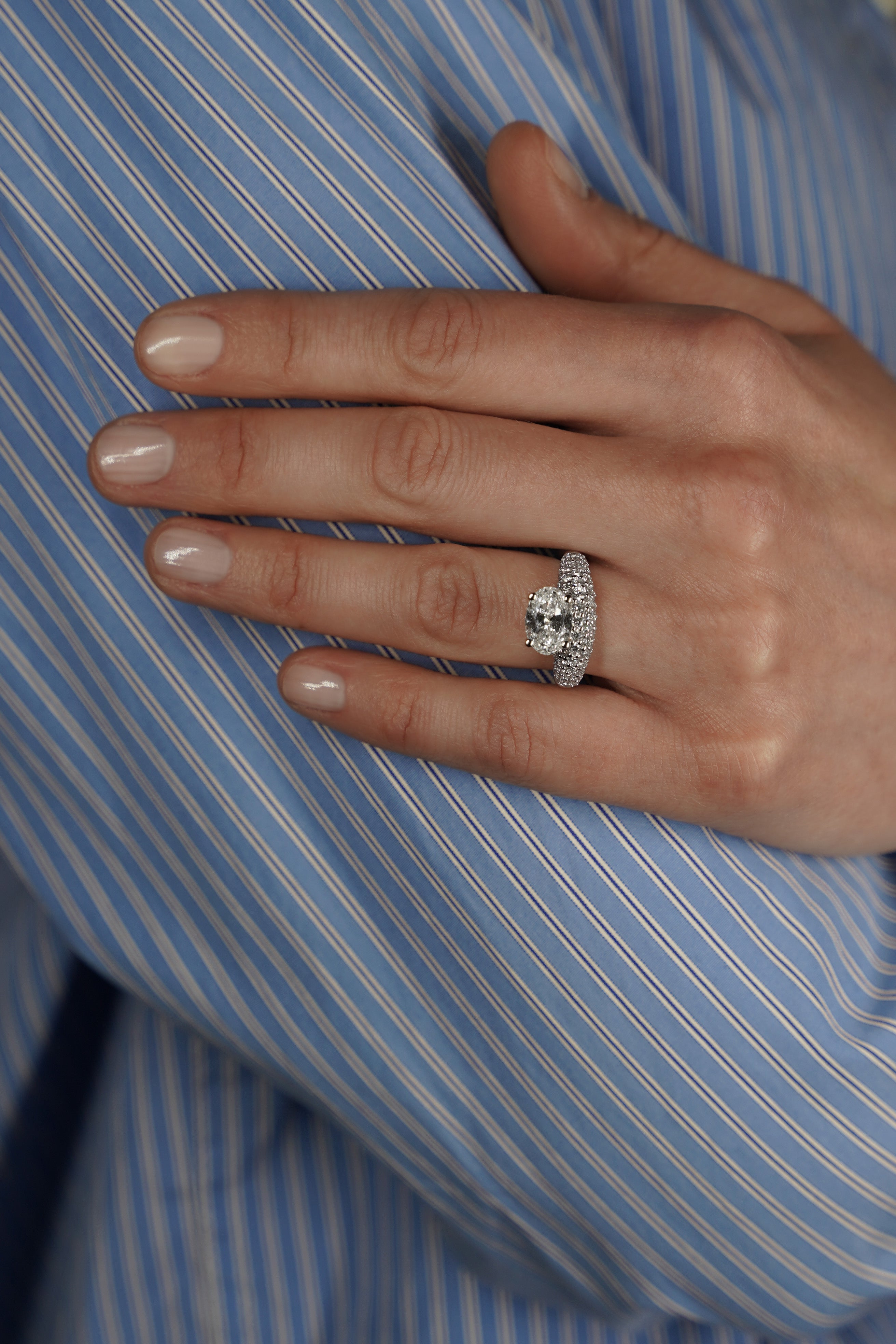 pers-e-paris-bague-dome-oval-pav-e-or-9-carats-et-diamants-de-laboratoire-2-cara image 4