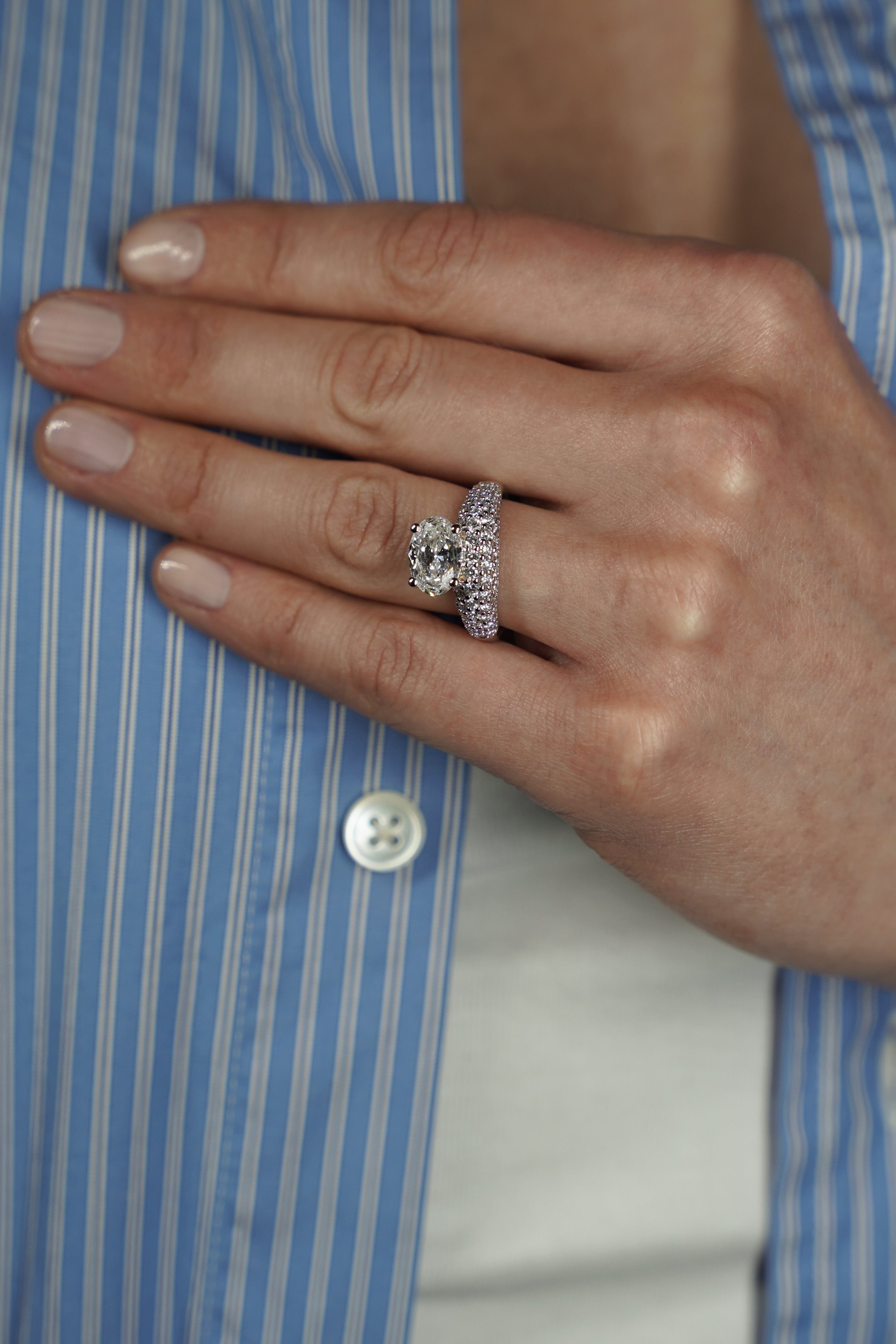pers-e-paris-bague-dome-oval-pav-e-or-9-carats-et-diamants-de-laboratoire-2-cara image 2