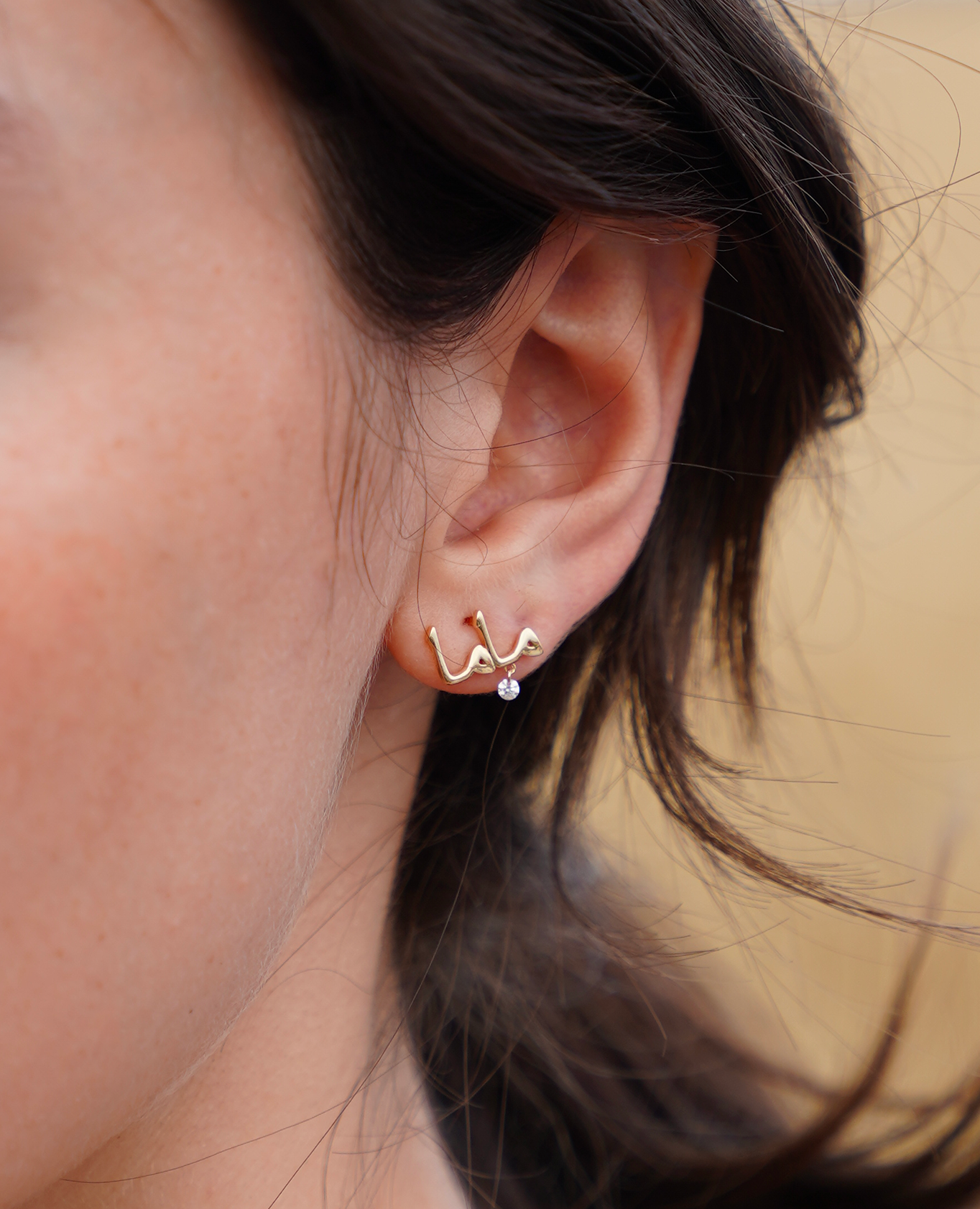 pers-e-paris-mono-boucle-d-oreille-mama-en-arabe-or-18-carats-et-diamant image 2