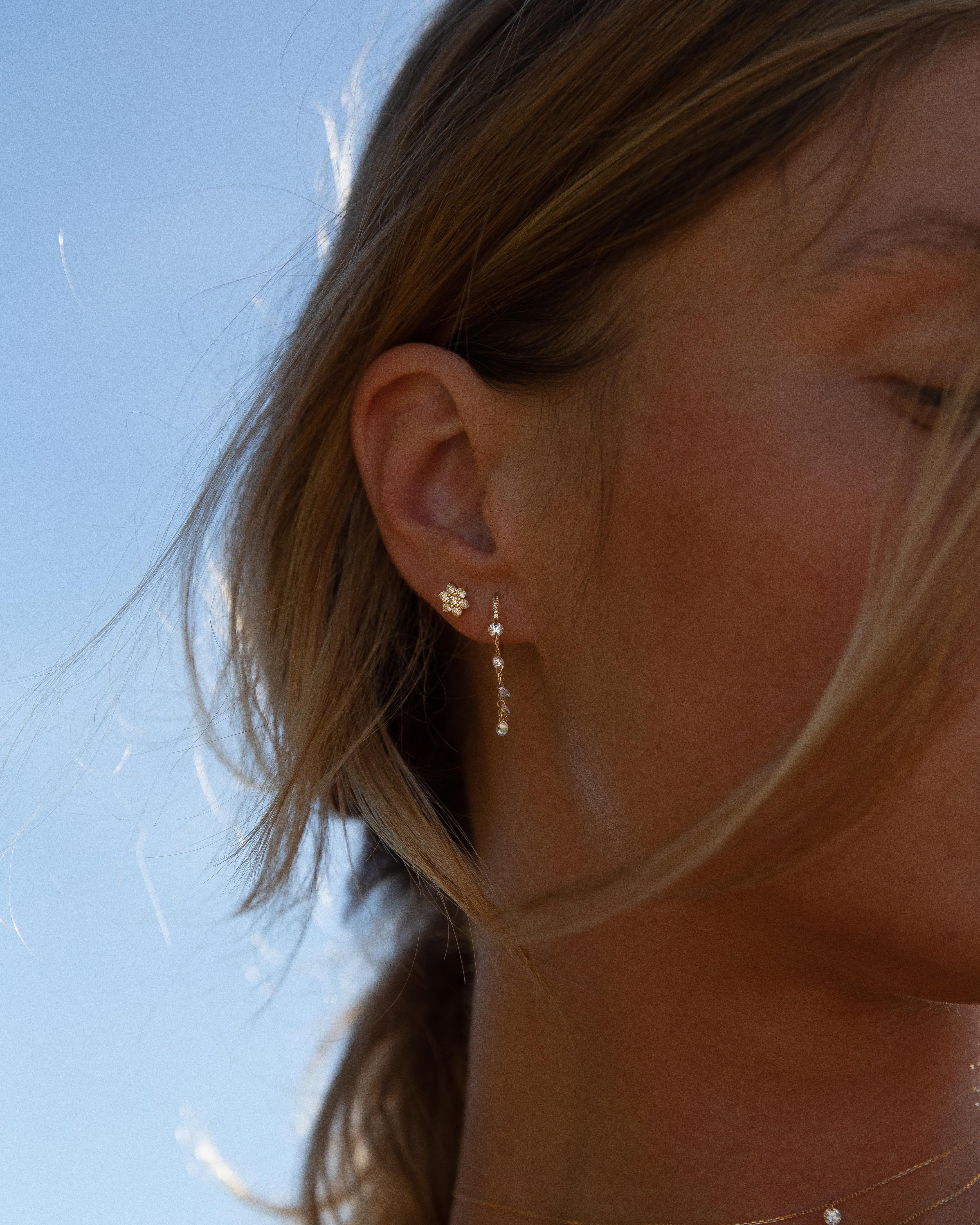 pers-e-paris-piercing-fleur-pav-e-boucle-or-18-carats-jaune-et-diamants image 2