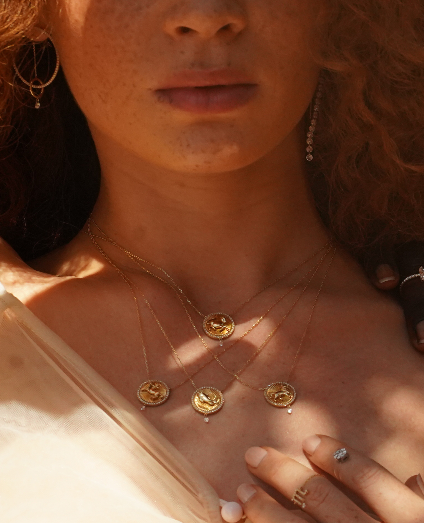 pers-e-paris-collier-c-leste-m-daillon-poisson-or-jaune-rose-blanc image 3