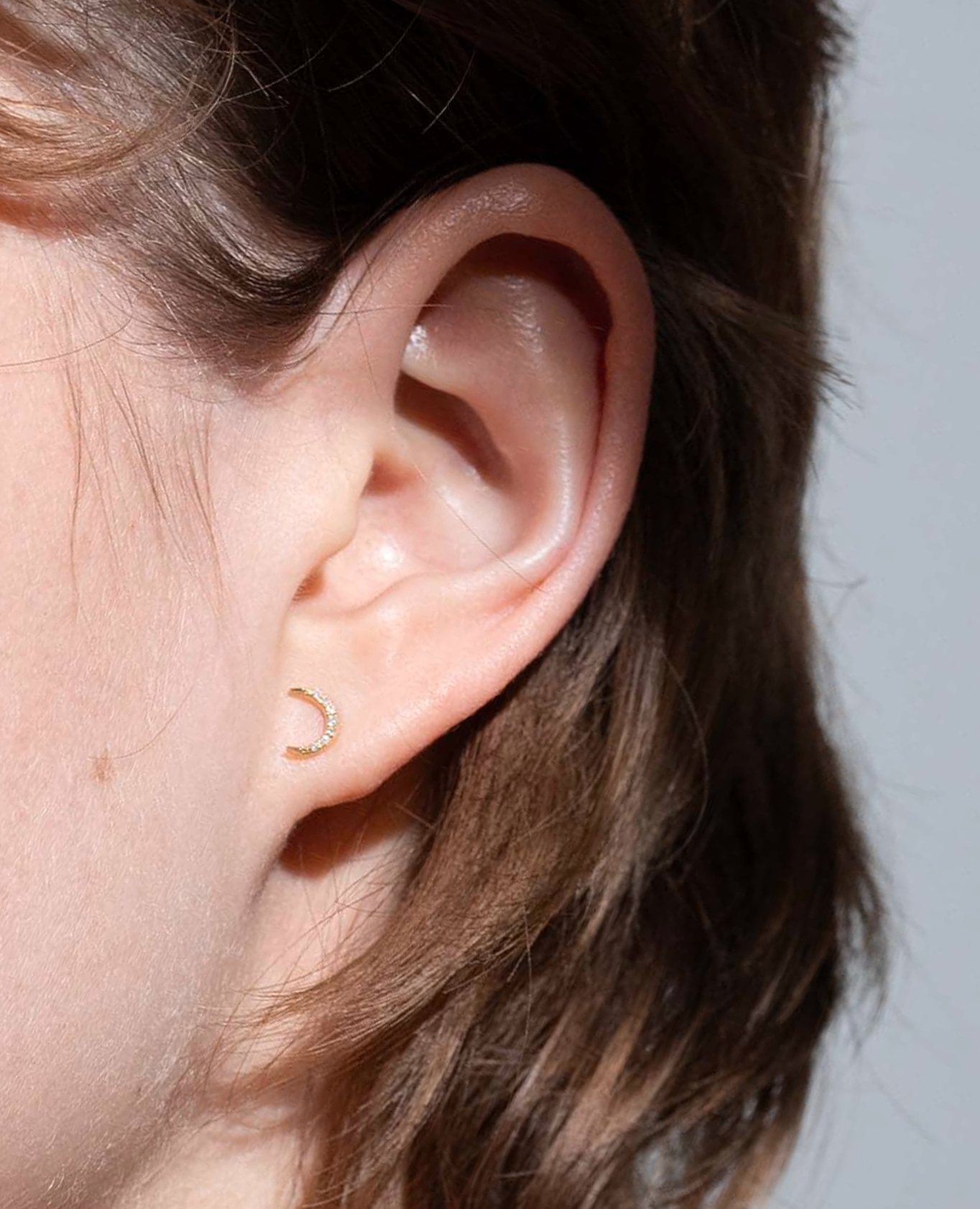 pers-e-paris-piercing-s-l-n-lune-pav-e-or-18-carats-et-diamants-0-02-ct image 2