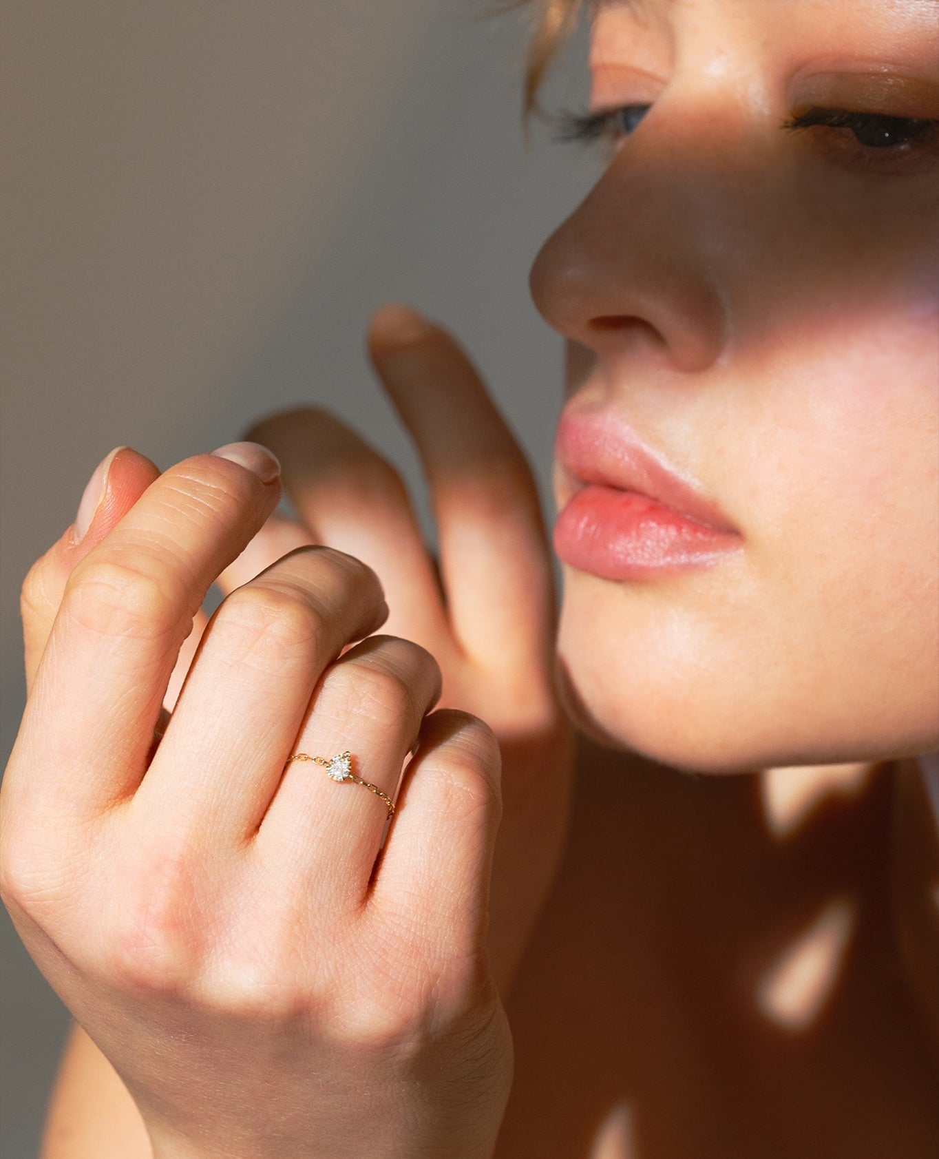 pers-e-paris-floating-bague-cha-nette-poire-diamants-or-18-carats image 2