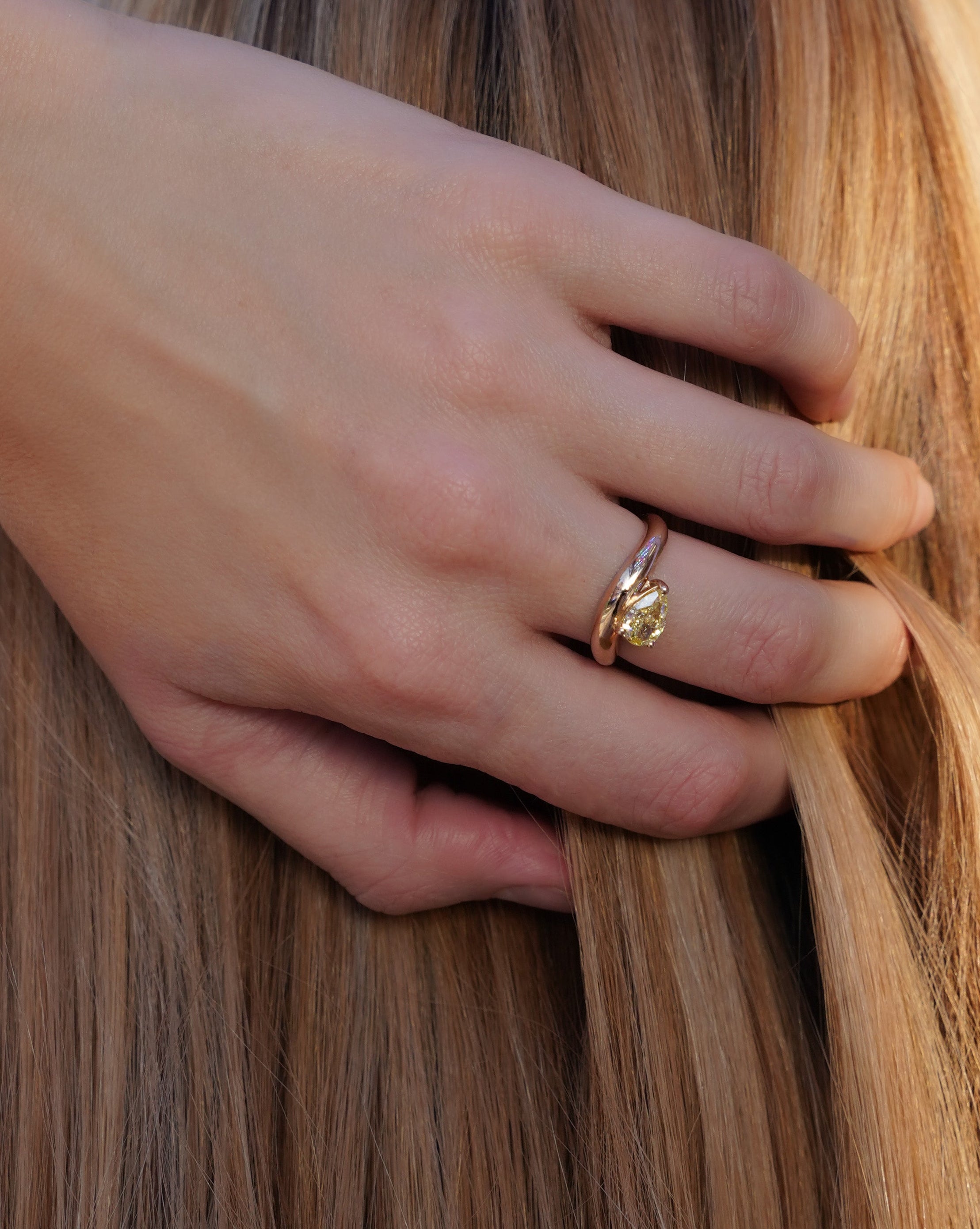 pers-e-paris-bague-wave-diamant-jaune-or-9-carats image 2