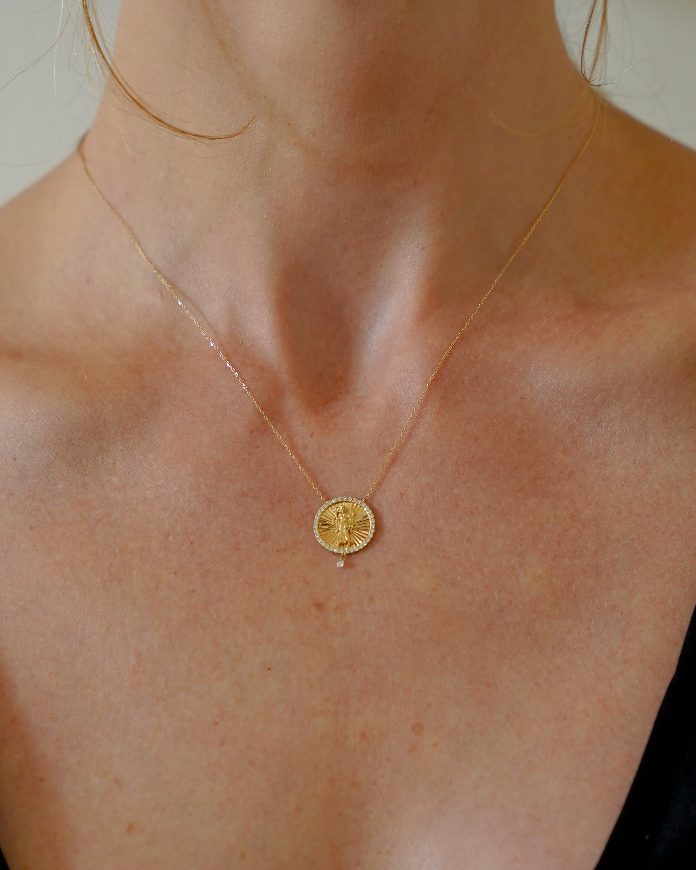 pers-e-paris-collier-c-leste-m-daillon-vierge-or-jaune-rose-blanc image 2