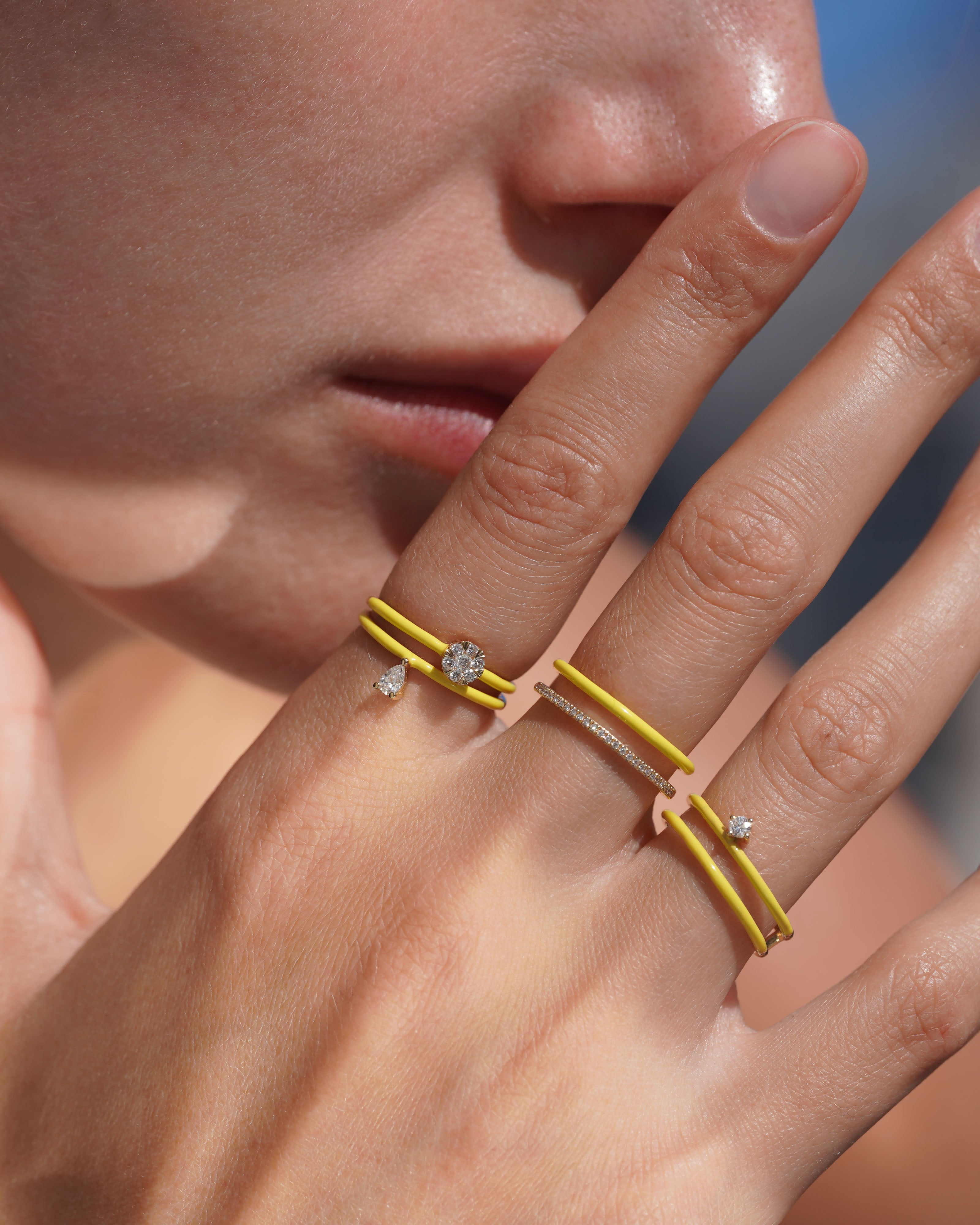 pers-e-paris-bague-enamel-jaune-un-diamant-poire-or-18-carats-mail-et-diamant image 2