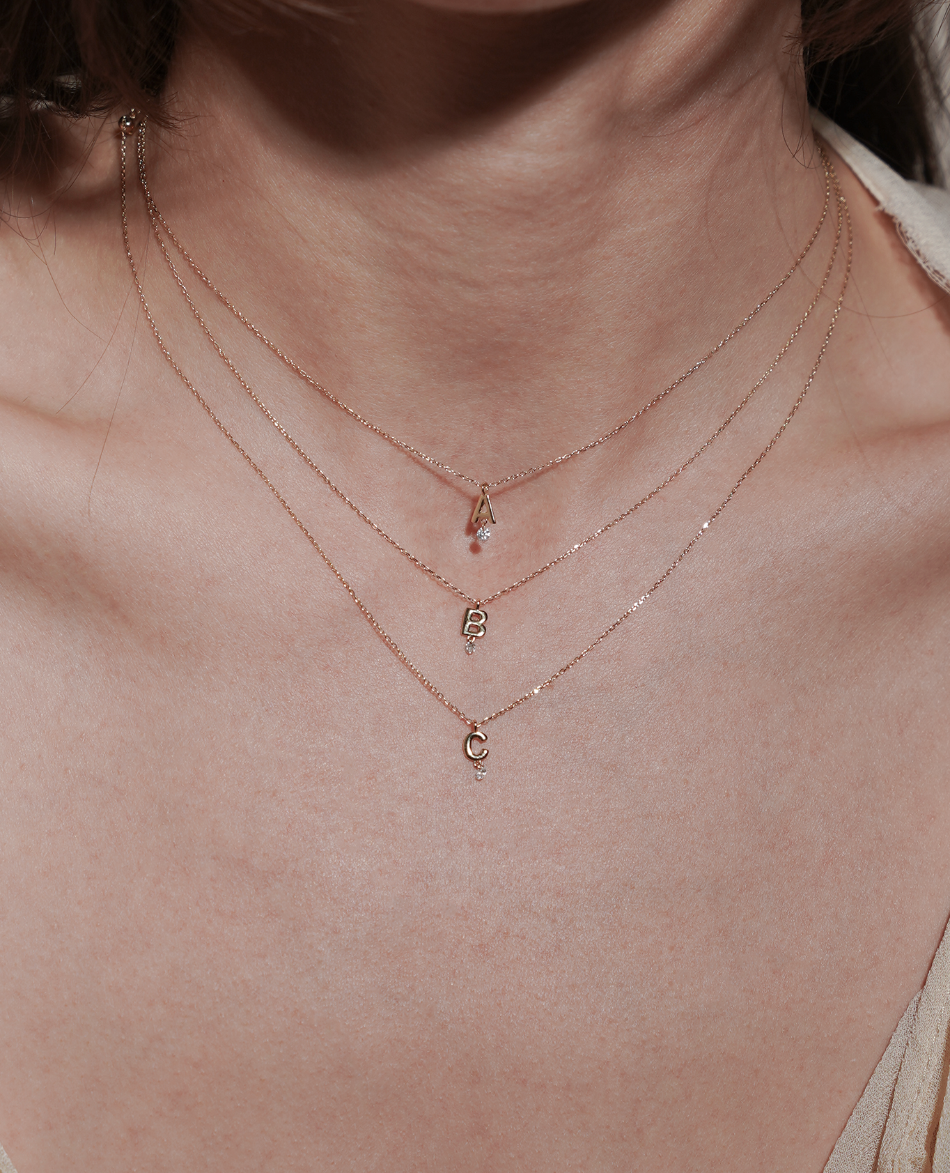 pers-e-paris-collier-alphabet-initiale-or-jaune-18-carats-diamant image 2