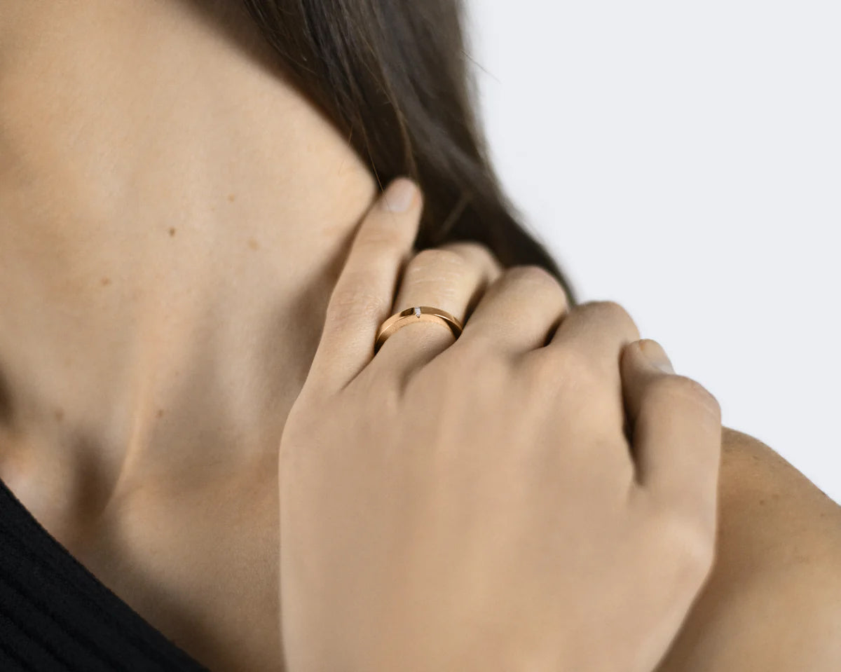le-gramme-bague-ruban-2mm-la-5g-sertie-diamant-or-rouge-750-poli image 2