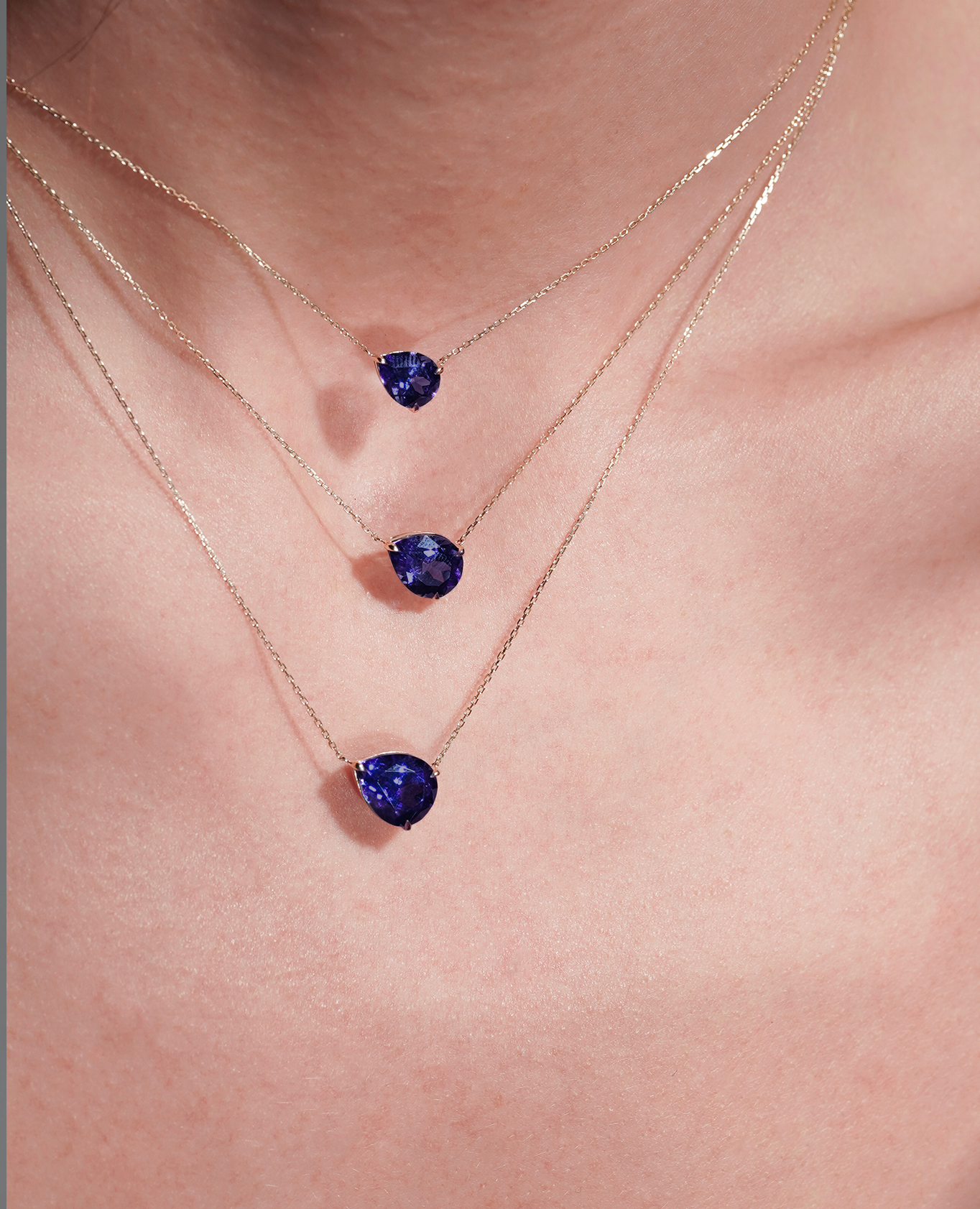 pers-e-paris-collier-iris-saphir-poire-or-9-carats-1-carat image 2